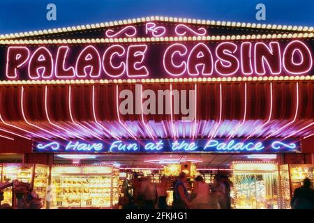 Le Casino Palace la nuit. Hemsby, Great Yarmouth. Norfolk. Angleterre. ROYAUME-UNI Banque D'Images