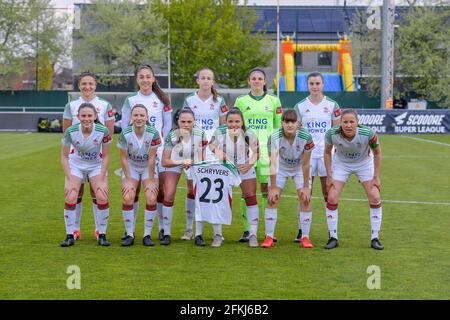 (Rangée arrière de gauche à droite) Sara Yuceil (13) d'OHL, Amber Tysiak (3) d'OHL, Sari Kees (2) d'OHL, gardien de but Louise Van Den Bergh (1) d'OHL, Auke Swevers (4) d'OHL (rangée avant de gauche à droite) Marie Detruyer (17) d'OHL, Esttoor (11) Jill Janssens (7) de OHL, Luna Vanzeir (10) de OHL, Zenia Mertens (6) d'OHL et Lenie Onzia (8) d'OHL posent pour la photo d'équipe avant un match de football féminin entre AA Gent Dames et Oud Heverlee Leuven le quatrième jour de match 1 dans la saison 2020 - 2021 de la Super League belge Scooore Womens, samedi 1 er mai 2021 à Oostakker, Belgique Banque D'Images