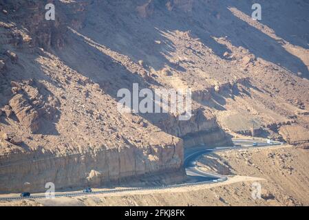 Voitures traversant le cratère de Makhtesh Ramon dans le désert du Néguev, Israël. Banque D'Images