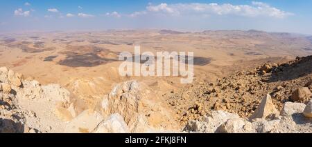 Vue sur le crateur Mitspe Ramon dans le désert du Néguev, Israël. Banque D'Images