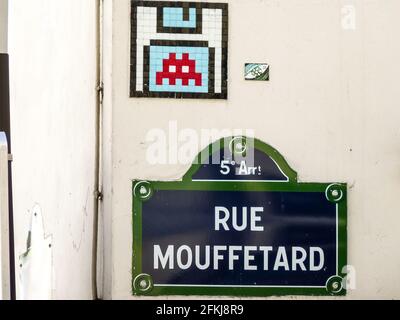 Street art oeuvre de l'espace envahisseur à Paris, France sur un bâtiment historique en centre ville, rue Mouffetard dans 5 arrondissement. Banque D'Images