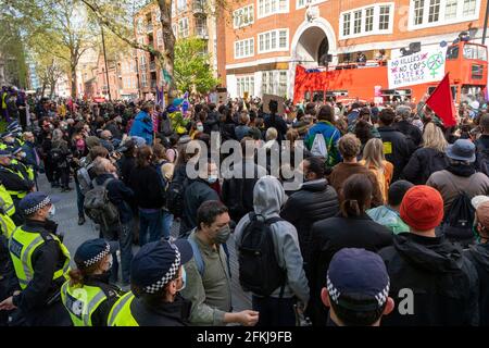 Londres, Grande-Bretagne. 1er mai 2021. Des manifestants manifestent devant le Home Office lors d'une manifestation « Kill the Bill » à Londres, en Grande-Bretagne, le 1er mai 2021. Samedi, des manifestants ont défilé dans le centre de Londres contre le projet de loi contentieux sur la police, la criminalité, la peine et les tribunaux, qui passe actuellement par le Parlement et donnerait à la police des pouvoirs plus importants pour limiter les manifestations. Credit: Ray Tang/Xinhua/Alay Live News Banque D'Images