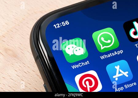 Ostersund, Suède - Mars 24, 2021 WeChat icône sur un smartphone. WeChat est une application chinoise de messagerie polyvalente, de réseaux sociaux et de paiement mobile Banque D'Images