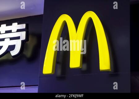 Shenzhen Chine - 19 avril 2015. Panneau du restaurant McDonald's. McDonald's est la plus grande chaîne de restaurants de restauration rapide au monde. Banque D'Images