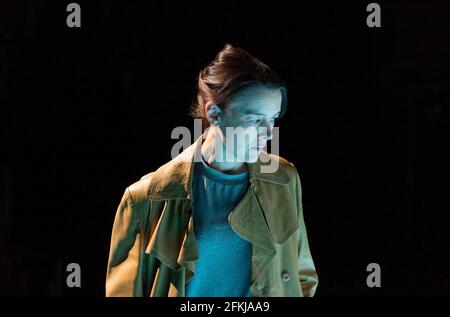 Olivia Williams (Alice Mabey) dans LES MOUSTIQUES par Lucy Kirkwood au Dorfman Theatre, National Theatre (NT), Londres SE1 25/07/2017 conception: Lindsay Katrina éclairage: Paule Constable directeur: Rufus Norris Banque D'Images