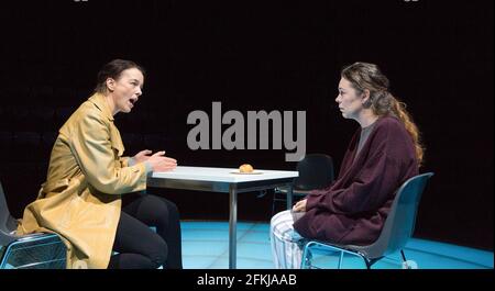 l-r: Olivia Williams (Alice Mabey), Olivia Colman (Jenny Dent) dans LES MOUSTIQUES par Lucy Kirkwood au Dorfman Theatre, National Theatre (NT), Londres SE1 25/07/2017 design: Lindsay Katrina éclairage: Paule Constable réalisateur: Rufus Norris Banque D'Images