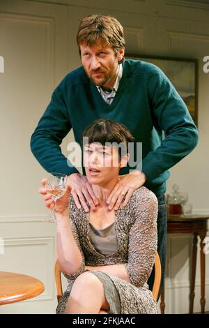 Olivia Williams (Marianne), Mark Bazeley (Johan) en SCÈNES D'UN MARIAGE d'Ingmar Bergman au St. James Theatre, Londres SW1 24/09/2013 adapté par Joanna Murray-Smith Design original: Rob Jones adapté par Al Turner éclairage original: Paul Pyant adapté par Derek Anderson réalisateur: Trevor Nunn Banque D'Images