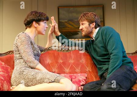 Olivia Williams (Marianne), Mark Bazeley (Johan) en SCÈNES D'UN MARIAGE d'Ingmar Bergman au St. James Theatre, Londres SW1 24/09/2013 adapté par Joanna Murray-Smith Design original: Rob Jones adapté par Al Turner éclairage original: Paul Pyant adapté par Derek Anderson réalisateur: Trevor Nunn Banque D'Images