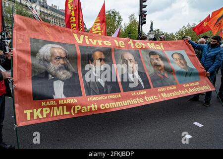 Paris, France. 1er mai 2021. La manifestation du jour de mai de Paris réunit l'UAF, les solidaires, la Lutte Ouvrière, la CGT et la Force Ouvrière (FO) Banque D'Images