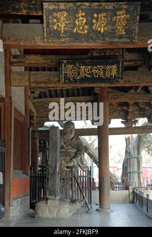 Temple Jinci près de Taiyuan, Shanxi, Chine. Une statue effrayante et des personnages chinois à l'avant de Shengmu Hall ou Holy Mother Hall. Banque D'Images