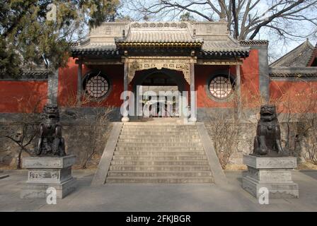 Temple Jinci près de Taiyuan, Shanxi, Chine. Entrée dans une cour flanquée de statues de lion dans le domaine du temple de Jinci. Banque D'Images