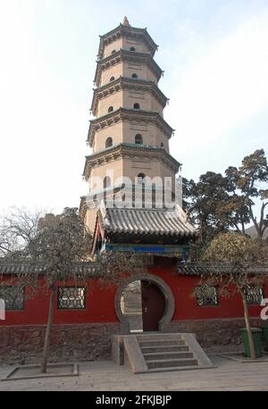 Temple Jinci près de Taiyuan, Shanxi, Chine. Vue rapprochée de la pagode au temple de Jinci, vue depuis l'entrée de la cour de pagode. Banque D'Images