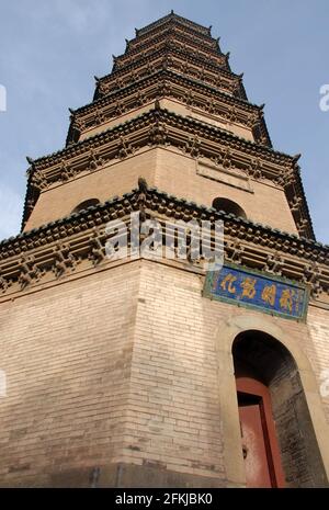 Temple Jinci près de Taiyuan, Shanxi, Chine. Vue de la pagode au temple de Jinci prise de la base avec une distorsion de perspective pour souligner la hauteur. Banque D'Images