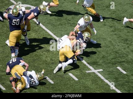 South Bend, Indiana, États-Unis. 1er mai 2021. Notre Dame en arrière Chris Tiree (25) court avec le ballon tandis que le joueur de ligne défensive de notre Dame Kurt Hinish (41) fait l'attaque lors du match de football annuel Blue-Gold Spring de notre Dame au stade notre Dame de South Bend, Indiana. John Mersiits/CSM/Alamy Live News Banque D'Images