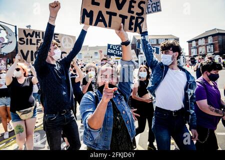 Black Lives Matter a organisé une manifestation à Cleethorpes où ils A marché depuis le centre de loisirs jusqu'à Brighton Slipway Banque D'Images