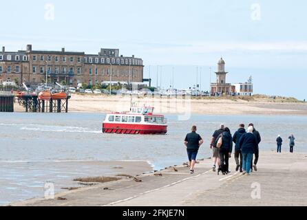 À marée forte, le traversier Wyre Rose s'approche de la cale Knott End après sa traversée de 3 minutes depuis Fleetwood, Lancashire. Banque D'Images