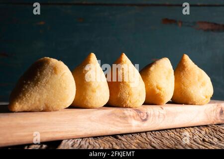 Boulettes de poulet, coxinhas, en-cas brésilien populaire Banque D'Images