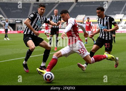 Federico Fernandez de Newcastle United, Gabriel Martinelli d'Arsenal et Jacob Murphy (gauche-droite) de Newcastle United se battent pour le ballon lors du match de la Premier League à St James' Park, Newcastle upon Tyne. Date de publication : dimanche 2 mai 2021. Banque D'Images