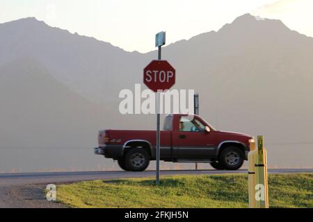 Un panneau stop sur une route vers Seward Highway près de Anchorage Alaska États-Unis Banque D'Images