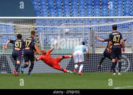 Rome, Italie, 2 mai 2021, Gianluca Scamacca de Gênes marque 4-2 but par pénalité pendant le championnat italien Serie UN match de football entre SS Lazio et Gênes CFC le 2 mai 2021 au Stadio Olimpico à Rome, Italie - photo Federico Proietti / DPPI / LiveMedia Banque D'Images