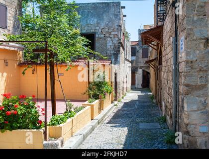 Petite rue pittoresque de la vieille ville de Rhodes, Grèce Banque D'Images