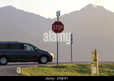 Un panneau stop sur une route vers Seward Highway près de Anchorage Alaska États-Unis Banque D'Images