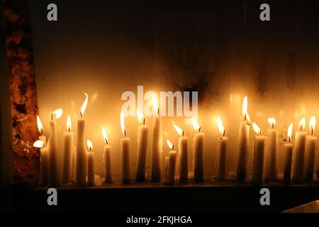 (210502) -- MONT MERON, 2 mai 2021 (Xinhua) -- des bougies sont allumées pour les 45 victimes tuées dans une débandade qui a eu lieu pendant un festival célébré à la veille de la fête juive baOmer, sur le site de l'accident à Mont Meron, Israël, le 1er mai 2021. Le Premier ministre israélien Benjamin Netanyahu a déclaré dimanche comme une journée nationale de deuil après le désastre de jeudi soir. (David Cohen/JINI via Xinhua) Banque D'Images