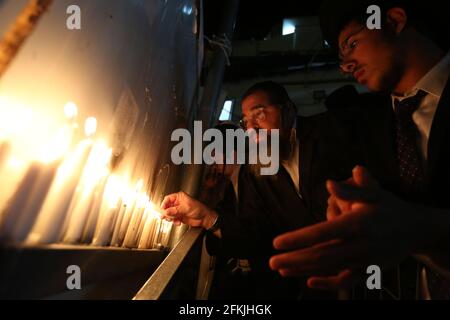 (210502) -- MONT MERON, 2 mai 2021 (Xinhua) -- les Israéliens éclairent des bougies pour les 45 victimes tuées dans une débandade qui a eu lieu lors d'un festival célébré à la veille du Lag BaOmer, sur le site de l'accident à Mont Meron, Israël, le 1er mai 2021. Le Premier ministre israélien Benjamin Netanyahu a déclaré dimanche comme une journée nationale de deuil après le désastre de jeudi soir. (David Cohen/JINI via Xinhua) Banque D'Images