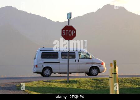 Un panneau stop sur une route vers Seward Highway près de Anchorage Alaska États-Unis Banque D'Images