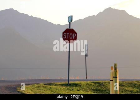 Un panneau stop sur une route vers Seward Highway près de Anchorage Alaska États-Unis Banque D'Images