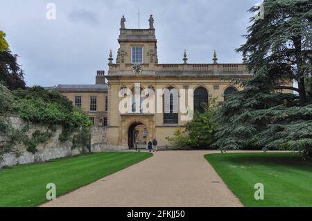 Vue sur la façade, les arbres et la pelouse du Trinity College Front Quad, Oxford, Royaume-Uni. Ciel couvert. Banque D'Images