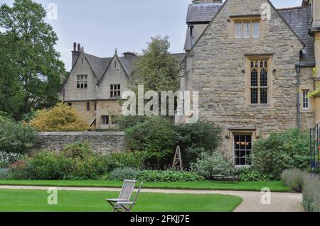 Vue sur la façade du bâtiment et le jardin décoratif depuis Trinity College Garden Quad, Oxford, Royaume-Uni. Ciel couvert. Banque D'Images