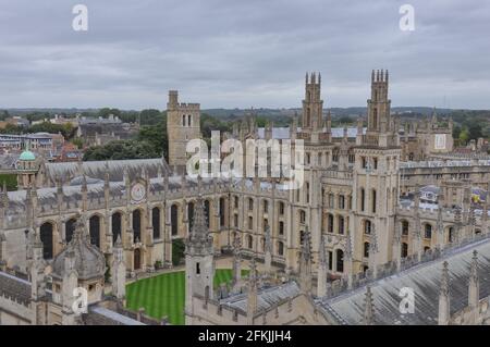 Vue sur le toit des bâtiments universitaires historiques vers All Souls College, Oxford, Royaume-Uni. Ciel couvert. Banque D'Images