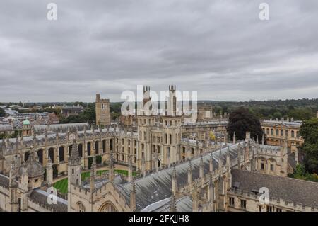 Vue sur le toit des bâtiments universitaires historiques vers All Souls College, Oxford, Royaume-Uni. Ciel couvert. Banque D'Images
