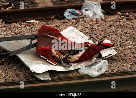 Accident du chemin de fer de Paddington octobre 1999- le carré reste si un siège se trouve sur les voies de circulation sur les lieux d'un accident de train dans l'ouest de Londres, au moins 40 personnes ont été tuées et des scores blessés lorsque deux trains remplis de navetteurs sont entrés en collision et ont explosé dans les flammes près de la gare de Paddington, dans le centre de Londres. La police a averti que le nombre de morts pourrait augmenter car les pompiers avaient encore du mal à libérer 100 passagers de l'épave. Banque D'Images