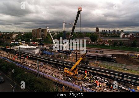 Paddington Railway accident 1999Cranes utilisé pour soulever l'épave de Les gares ferroviaires sur le site du train de Paddington L'accident en arrière-plan de l'entraîneur H est couvert de bâche pendant que les policiers font des recherches dans les débris pour trouver des restes humains Banque D'Images