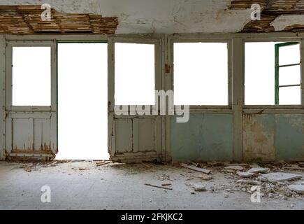 Intérieur isolé de maison abandonnée. Galerie avec cadres de porte et de fenêtre, verre brisé et plâtre tombé, vue découpée à l'extérieur Banque D'Images