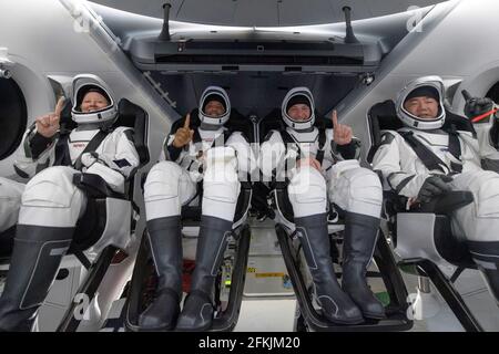 Golfe du Mexique. 2 mai 2021. Les astronautes de la NASA Shannon Walker, à gauche, Victor Glover, Mike Hopkins, Et l'astronaute de l'Agence japonaise d'exploration aérospatiale (JAXA) Soichi Noguchi, droit sont vus à l'intérieur de l'engin spatial SpaceX Crew Dragon Resilience à bord du navire de récupération SpaceX GO Navigator peu après avoir atterri dans le golfe du Mexique au large de la côte de Panama City, Floride, le dimanche 2 mai 2021. Crédit : UPI/Alay Live News Banque D'Images