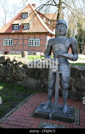 Ritter-Skulptur vor Burg Bodenteich, Ehemalige Wasserburg aus dem Mittelalter, Bad Bodenteich, Niedersachsen, Allemagne Banque D'Images