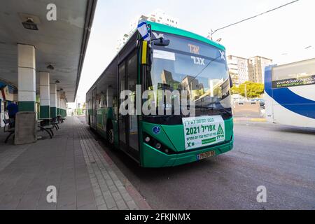 21-04-2021. hadera-israël. Un bus vert Eged stationné à une gare centrale de Hadera Banque D'Images