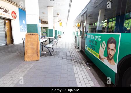 21-04-2021. hadera-israël. Un bus vert Eged stationné à une gare centrale de Hadera Banque D'Images