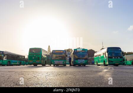 21-04-2021. hadera-israël. De nombreux bus Egged Green sont stationnés à une gare centrale de Hadera Banque D'Images