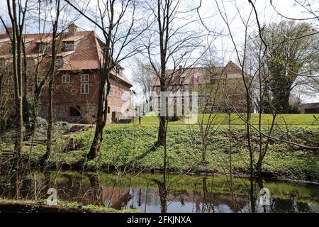 Park und Wald am Bach Aue, der über die Sterderau in die Ilmenau fließt, im hintergrund Burg Bodenteich, Bad Bodenteich, Niedersachsen, Allemagne Banque D'Images