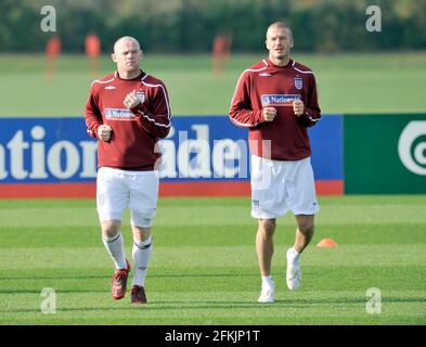 ENTRAÎNEMENT EN ANGLETERRE AU LONDON COLNEY. 10/10/2008. WAYNE ROONEY ET DAVID BECKHAM. PHOTO DAVID ASHDOWN Banque D'Images