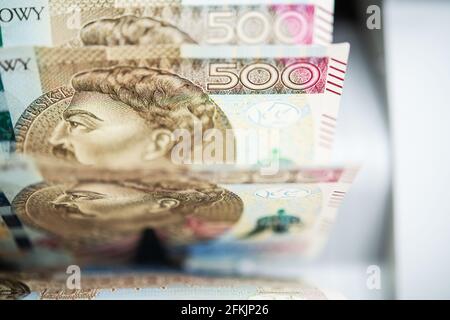 Cinq cents billets de banque polonais zloty comptent à l'intérieur du comptoir des billets. Thème Business et Economie polonais. Monnaie de la République de Pologne. Banque D'Images