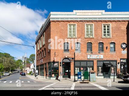 Warwick, NY-USA-1er mai 2021 : vue horizontale du temple maçonnique au coin des rues main et West. Banque D'Images