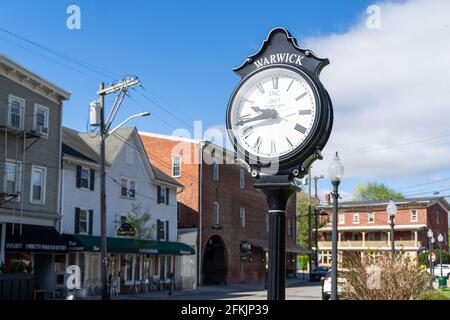 Warwick, NY-USA-1 mai 2021 : vue horizontale de l'horloge de Warwick Street sur Railroad Green. Banque D'Images