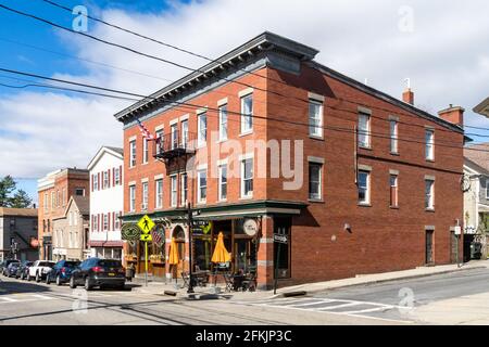 Warwick, NY-USA-1er mai 2021 : trois quarts de vue d'antan, un pub irlandais à la gestion familiale pittoresque et original et café e Dolci, crêpes et desserts, situé sur Banque D'Images