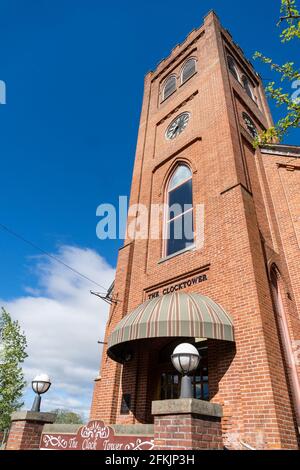 Warwick, NY-USA-1 mai 2021 : vue verticale du Clock Tower Center, anciennement église méthodiste. Construit en 1867 dans un styl en brique gothique Banque D'Images