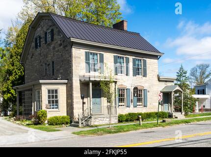 Warwick, NY-USA-1er mai 2021 : vue sur le paysage de Baird’s Tavern, l'une des plus anciennes structures du village de Warwick, érigée par Francis Baird en 17 Banque D'Images